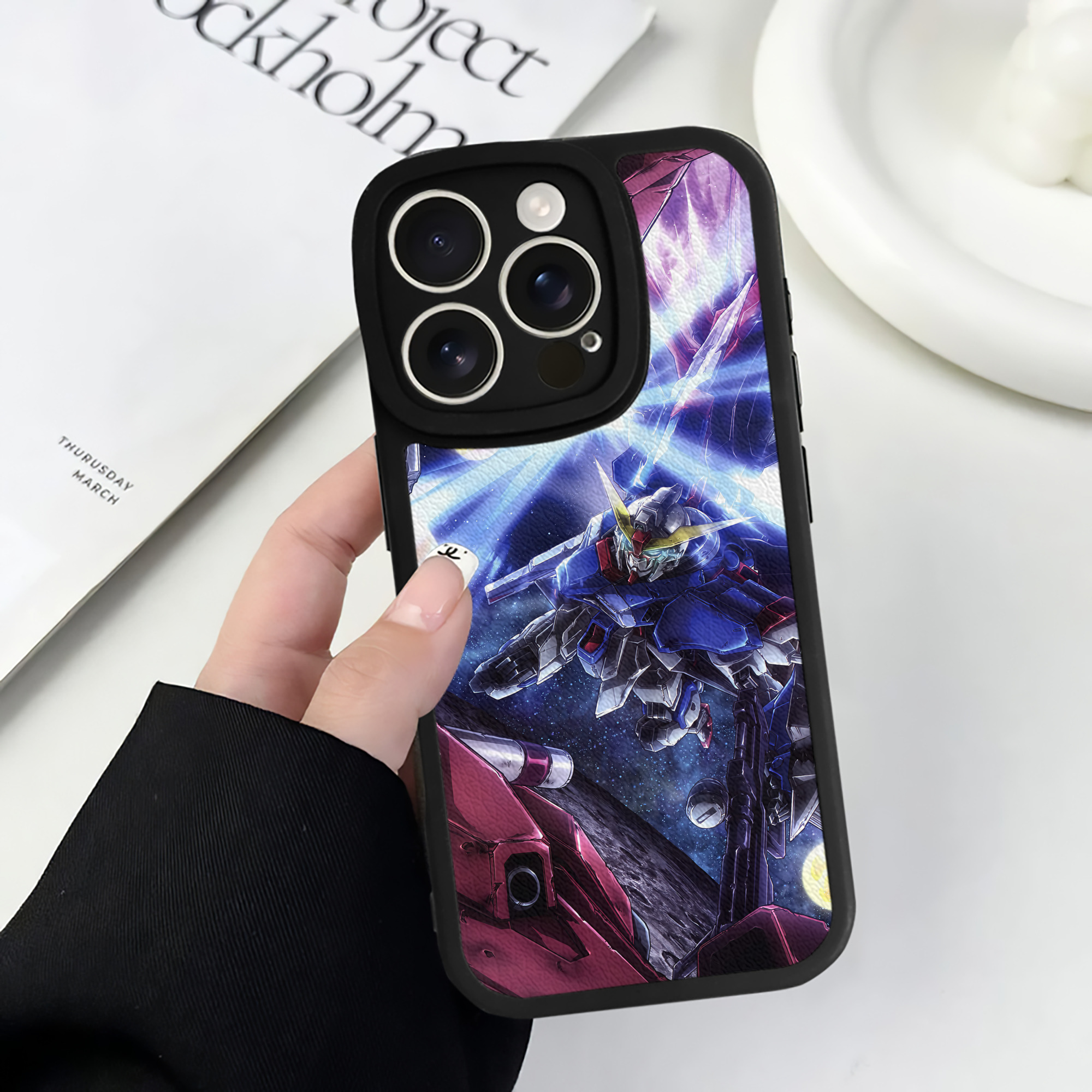 （画像用） 機動戦士ガンダム Mobile Suit Gundam 【iPhone 16シリーズ対応】シリコンスマホケース（レザー調） 材質：シリコン